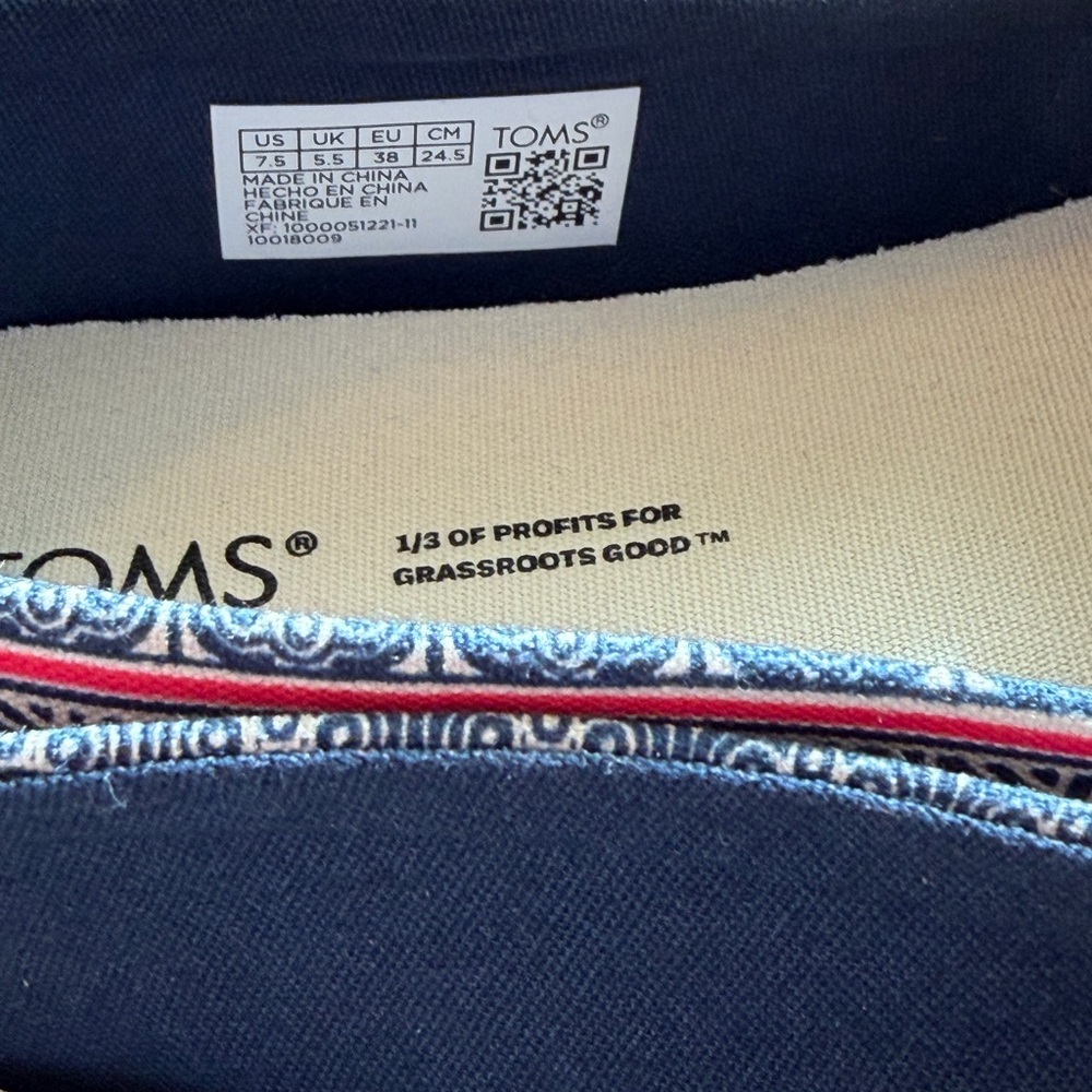 NWT TOMS Women’s Alpargata indigo Floral Hmong print Shoes Sz 7.5 - Picture 4 of 10